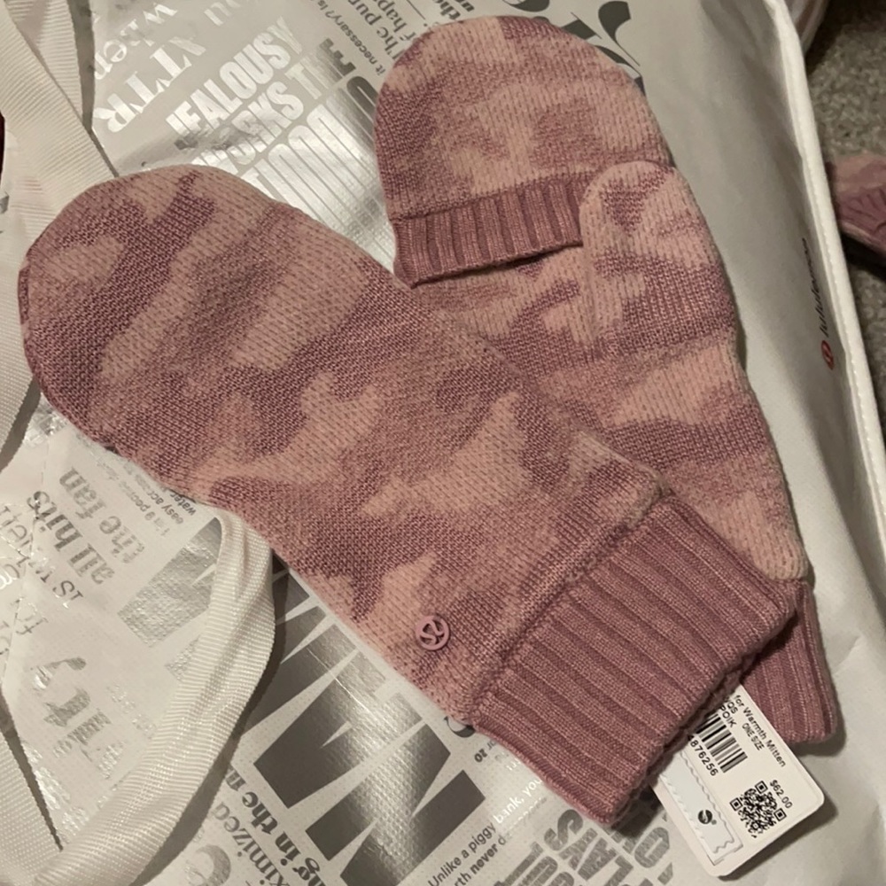 New lululemon room for warmth mitten gloves